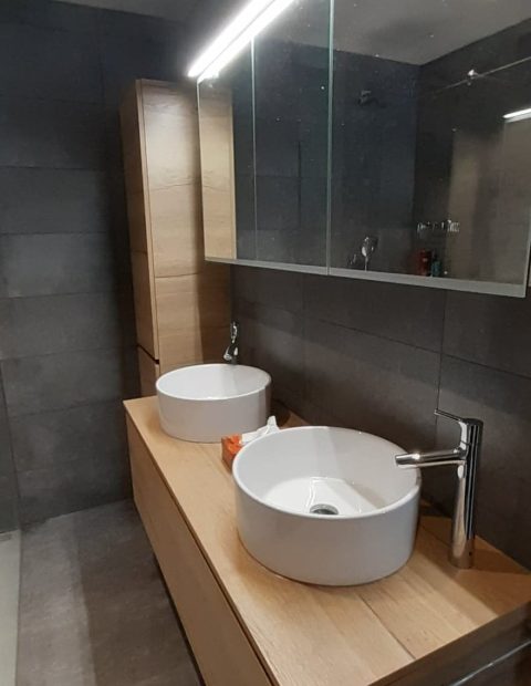 Salle de bain avec deux vasques